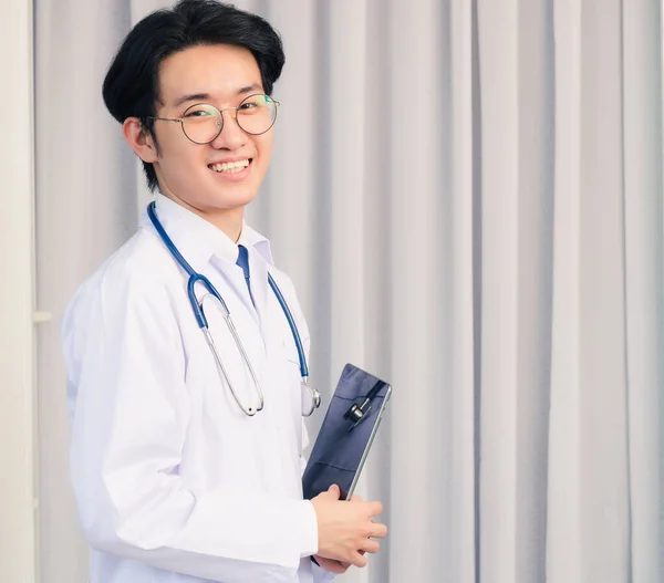 Retrato Close Feliz Asiático Jovem Médico Bonito Homem Sorrindo Uniforme — Fotografia de Stock