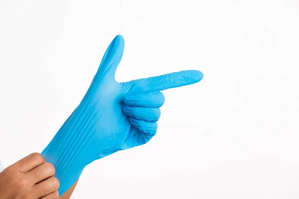 Frau Trägt Und Legt Hand Auf Blauen Gummi Latex Handschuh — Stockfoto