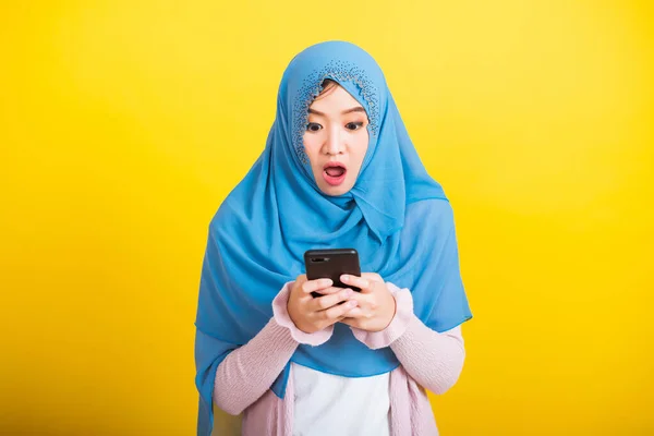 アジアのイスラム教徒のアラブ人 幸せな美しい若い女性の肖像イスラム教の宗教的な摩耗ベールヒジャーブ面白い笑顔彼女は驚き混乱ショックニュースを開いて口を読み取り スタジオショット黄色の背景に隔離 — ストック写真