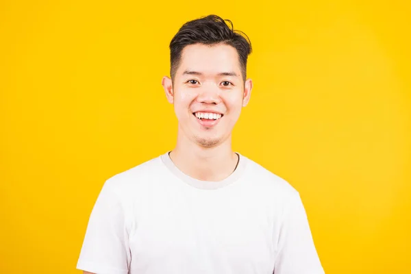 Primer Plano Retrato Feliz Asiático Guapo Joven Sonriendo Pie Vistiendo —  Fotos de Stock