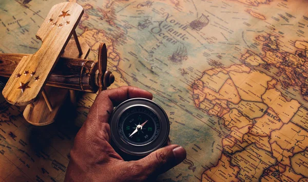 Ele Tutuşan Eski Pusula Keşfi Antika Dünya Haritası Arka Planı — Stok fotoğraf