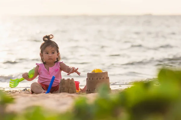 Feliz Diversión Niño Asiático Linda Niña Jugando Arena Con Herramientas — Foto de Stock