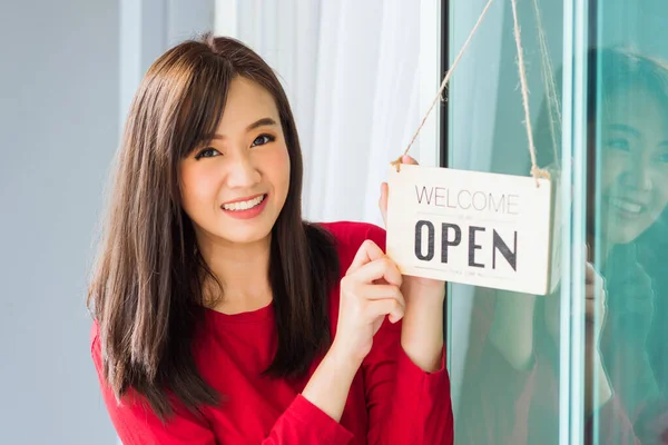 Asiático Jovem Mulher Feliz Sorrindo Ela Notar Placa Madeira Sinal — Fotografia de Stock