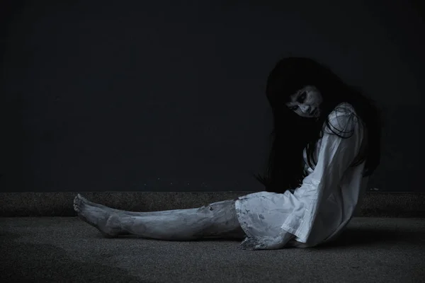 Frauengespenst Entsetzt Ihre Toten Und Schlafenden Halloween Konzept — Stockfoto