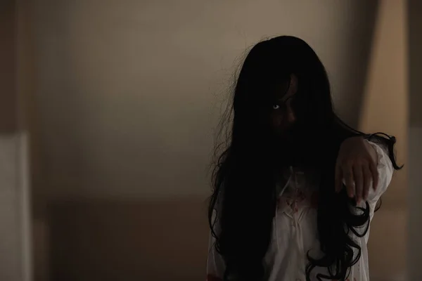 Zombi Hembra Sangre Mujer Asiática Fantasma Con Sangre Terror Miedo — Foto de Stock