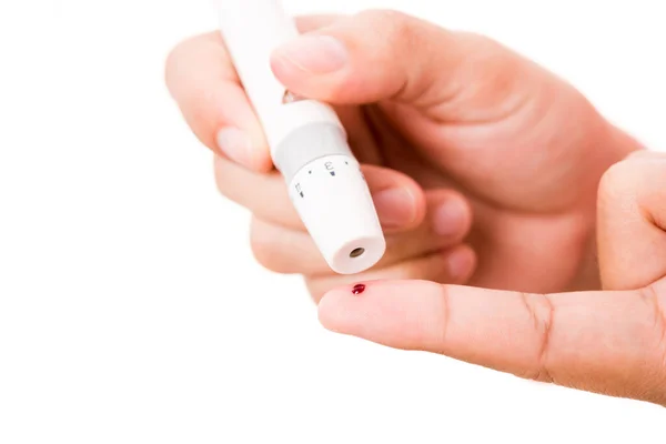 Nahaufnahme Frau Misst Glukosespiegel Mit Einer Hand Test Lanzette Finger — Stockfoto