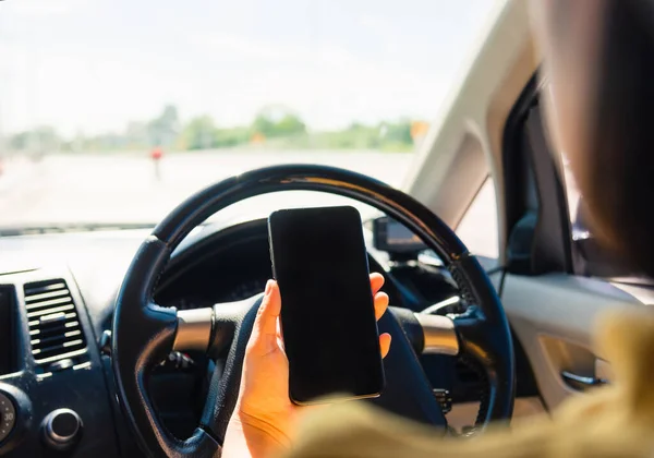 Mulher Asiática Dentro Carro Usando Uma Mão Segurando Tela Branco — Fotografia de Stock