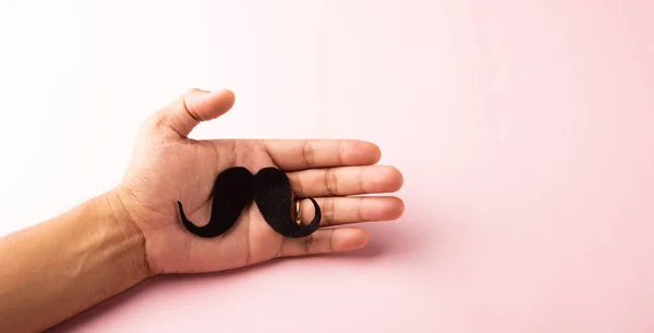 Homme Utilise Main Tenant Moustache Noire Prise Vue Studio Isolé — Photo