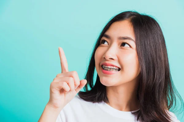 Retrato Adolescente Asiática Hermosa Sonrisa Mujer Tiene Frenos Dentales Los — Foto de Stock