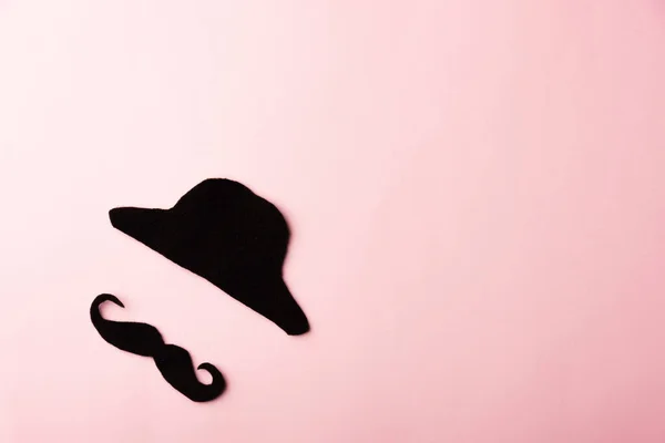 Μαύρο Μουστάκι Και Καπέλο Στούντιο Που Απομονώνονται Ροζ Φόντο Μήνα — Φωτογραφία Αρχείου