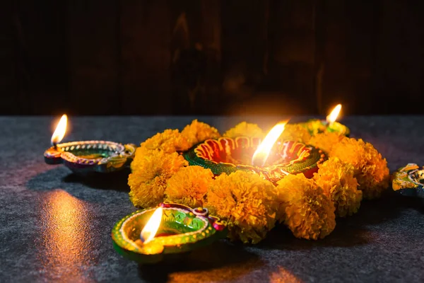 天井の粘土はすでにディヤやオイルランプや花に火を灯し スタジオは具体的な背景で撮影し ヒンズー教のランゴリーの装飾 幸せなお祝いDeepavaliまたはDiwali祭りのコンセプト — ストック写真