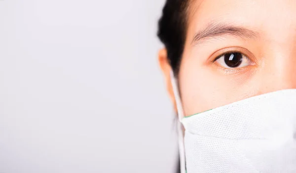 Mujer Hermosa Asiática Con Máscara Facial Protección Contra Coronavirus Mirada —  Fotos de Stock