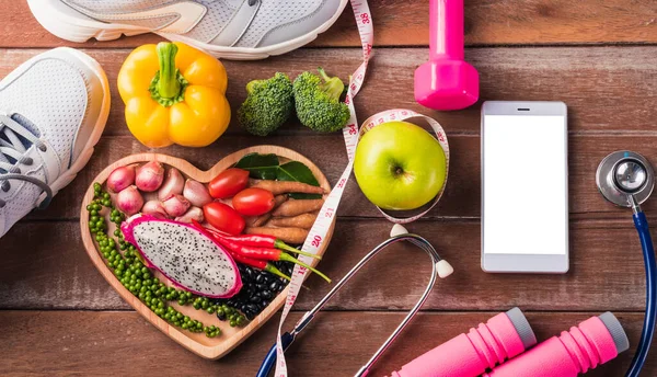 Draufsicht Auf Frisches Bio Obst Und Gemüse Herzteller Schuhe Sportgeräte — Stockfoto