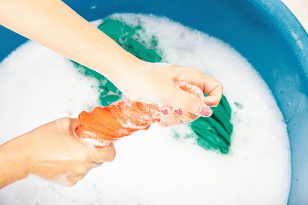 Close Jonge Aziatische Vrouw Gebruik Handen Wassen Kleur Kleren Bekken — Stockfoto