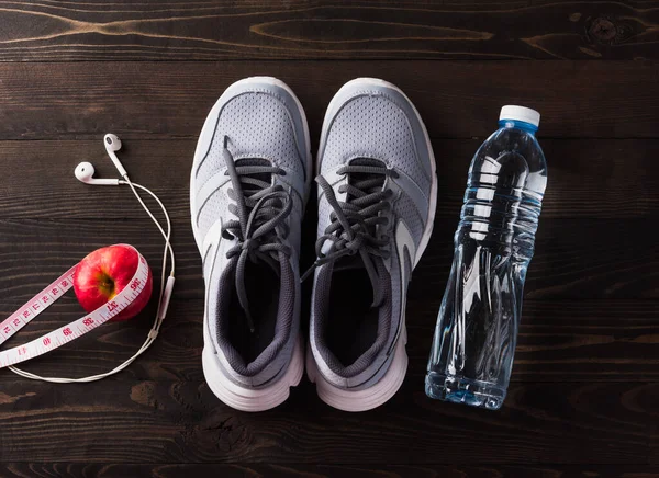 Paar Sportschuhe Kopfhörer Apfel Und Wasserflasche Auf Schwarzem Holztischhintergrund Graue — Stockfoto