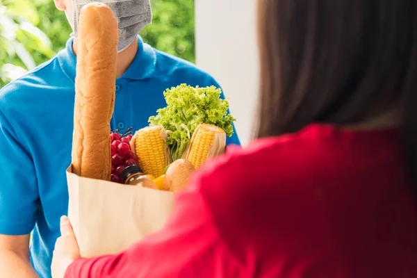 Азиатский Молодой Доставщик Форме Носить Защитную Маску Лица Делает Продуктовый — стоковое фото