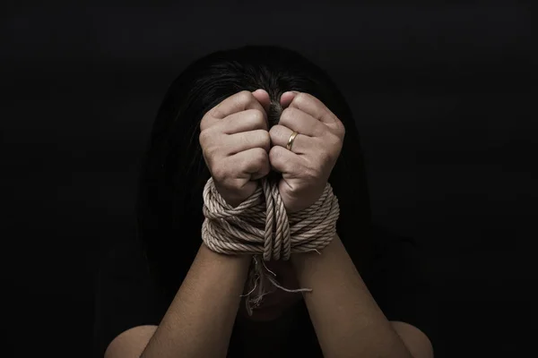 Rabszolga Ázsiai Attól Fél Hogy Kötél Fekete Háttérrel Van Megkötözve — Stock Fotó