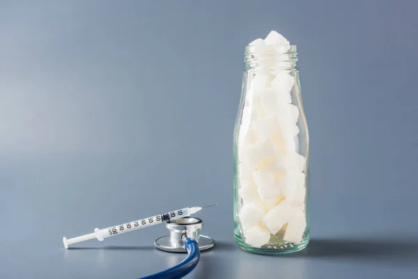 Bottiglia Vetro Piena Zucchero Bianco Cubo Dolce Ingrediente Alimentare Medico — Foto Stock