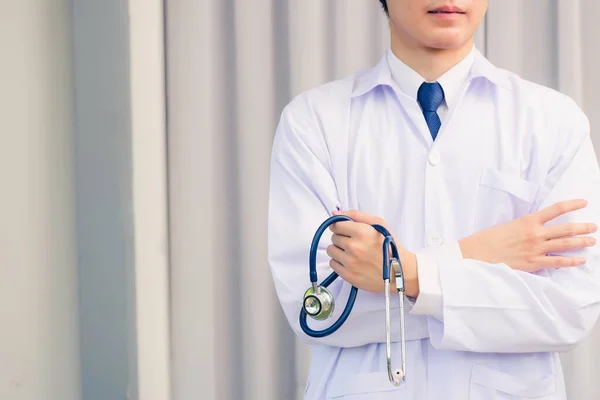 Retrato Close Feliz Asiático Jovem Médico Bonito Homem Sorrindo Uniforme — Fotografia de Stock