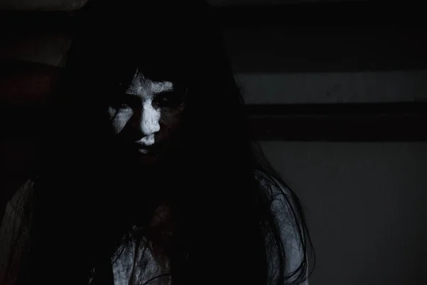 Mujer Fantasma Horror Cara Pie Mirando Ojos Concepto Halloween — Foto de Stock