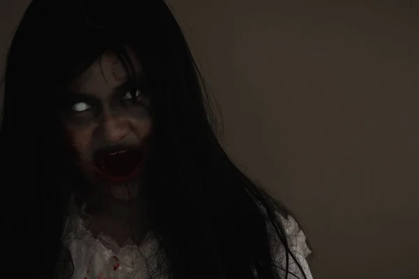 Chica Zombi Sangre Cara Cerca Ojos Mujer Asiática Fantasma Con — Foto de Stock