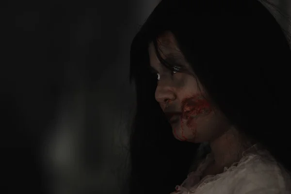 血液中的女僵尸亚洲女人血迹斑斑的脸和眼睛 在黑暗的房子里令人毛骨悚然的恐惧 蒙面的头发 万圣节的概念 — 图库照片