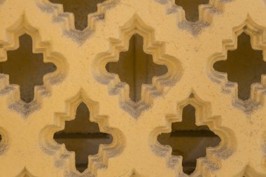 Sarı beton pencere çit ile toz kaplı. Doku