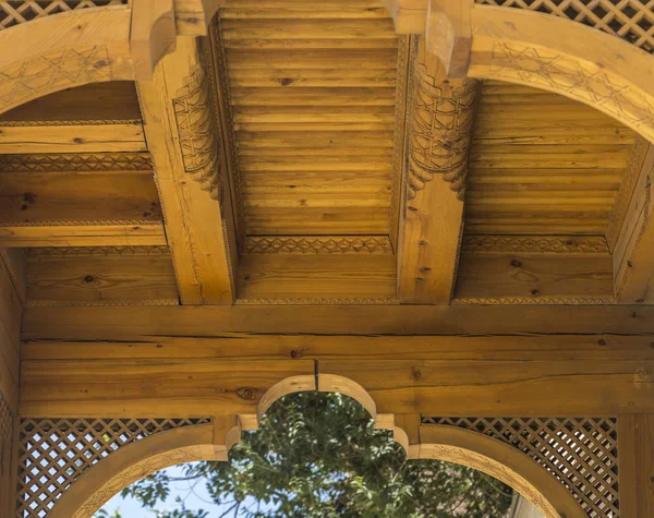 Μια σκαλιστά ξύλινα διακοσμητικά πλαίσια αψίδα στη Μπουχάρα, — Φωτογραφία Αρχείου