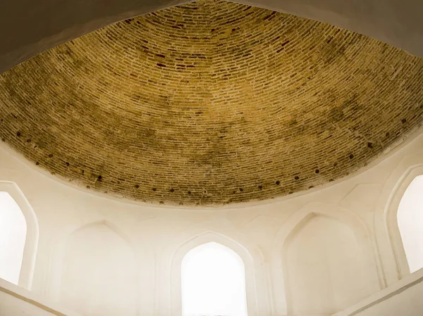 圆顶的内部是一个令人惊叹的布哈拉古建筑砌体 — 图库照片