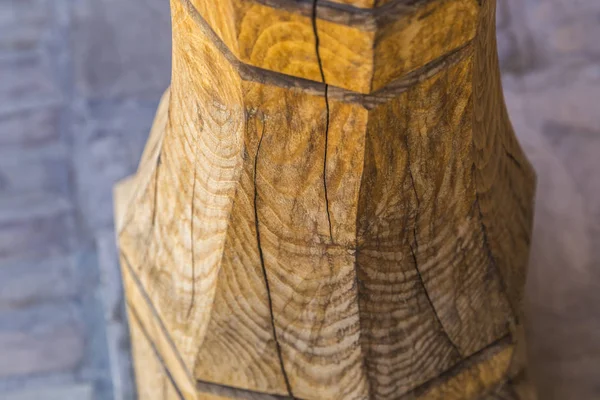 Древняя треснувшая деревянная колонна в Бухаре — стоковое фото