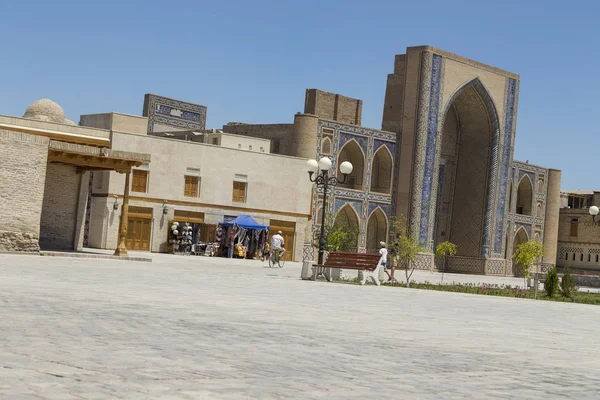Buhara, Özbekistan - Jule 02, 2018: Etkileyici Tur antik kentin Orta Asya güneşli bir günde
