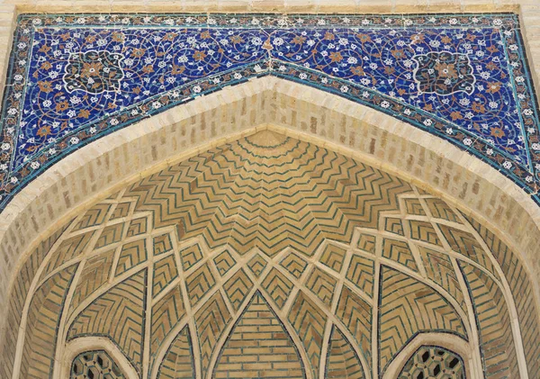 乌兹别克斯坦布哈拉 Madrasa 阿拉伯和平号的瓷砖工作细节 — 图库照片