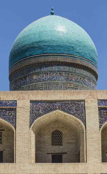 关闭 Madrasah、布哈拉、乌兹别克斯坦的蓝圆顶 — 图库照片
