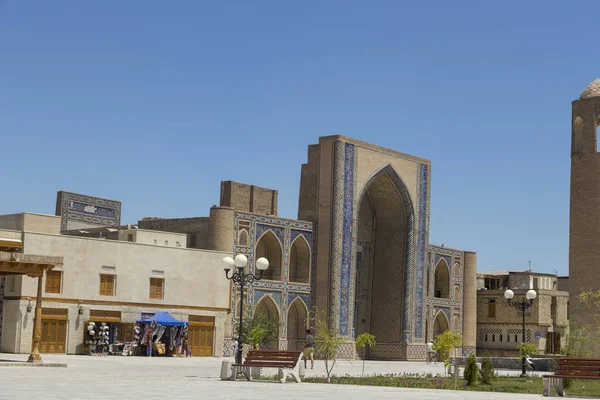 BUKHARA, UZBEQUISTÃO - JULHO 02, 2018: Excursão impressionante da antiga cidade da Ásia Central em um dia ensolarado — Fotografia de Stock