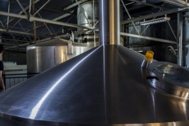 Kapalı içecek fabrika silindirler, ilk bira üretiminde döngüsü