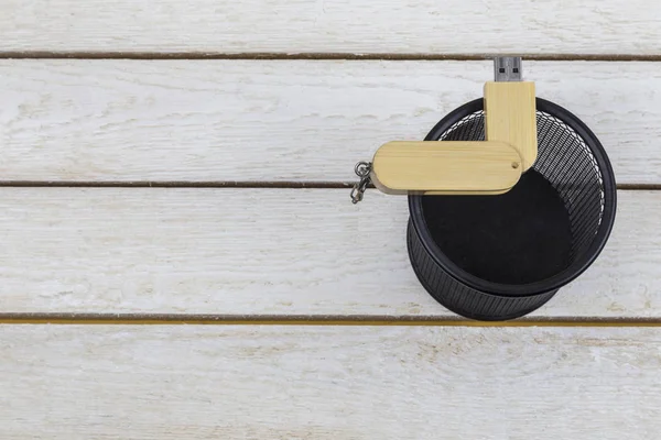 Beyaz arka plan üzerinde olabilir çöp içinde ahşap birden parlamak götürmek