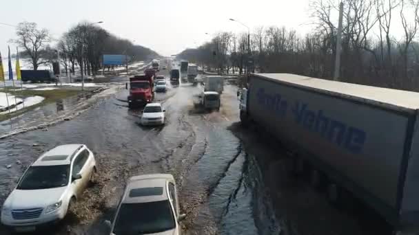 被洪水淹没的道路段与汽车 — 图库视频影像