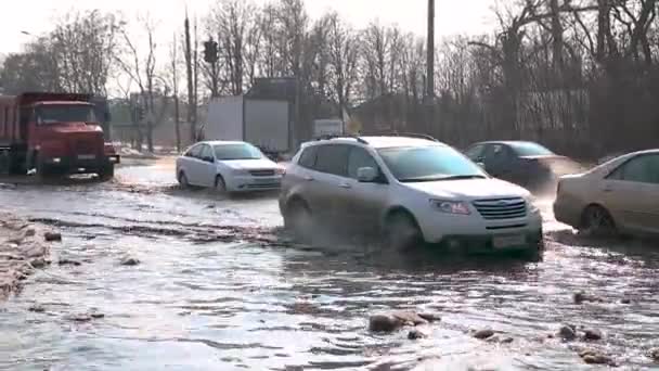 被洪水淹没的道路段与汽车4 — 图库视频影像
