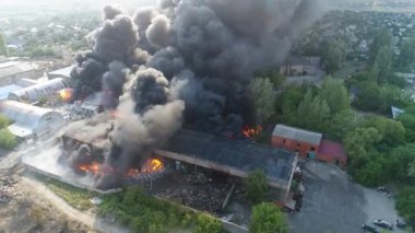 büyük yangın ve siyah duman bir yükseklikten 2 çekim