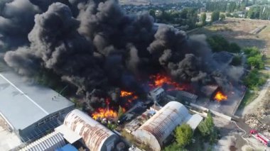 büyük yangın ve siyah duman bir yükseklikten 3 çekim