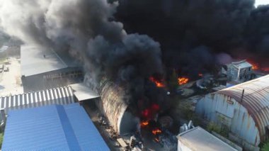 büyük yangın ve siyah duman bir yükseklikten 8 çekim