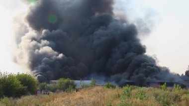 büyük yangın ve siyah duman bir yükseklikten 11 çekim