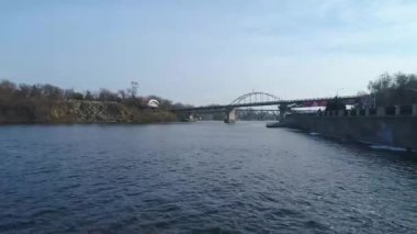 uçan Nehri Köprüsü 1 yakınlarında