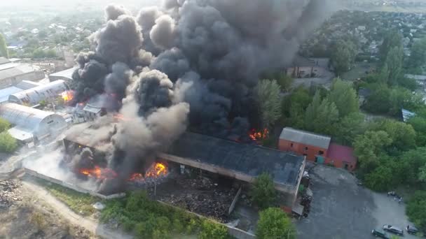 Gran fuego y humo negro disparando desde una altura 2 — Vídeo de stock