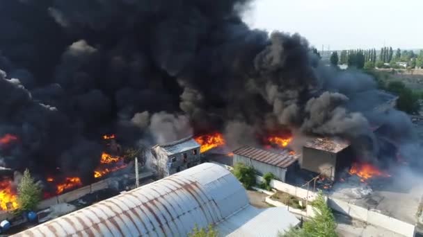 Grote brand en zwarte rook schieten vanaf een hoogte van 4 — Stockvideo