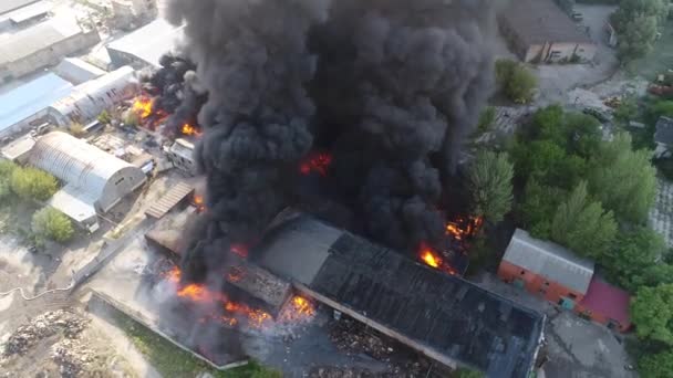 Gran fuego y humo negro disparando desde una altura 6 — Vídeos de Stock