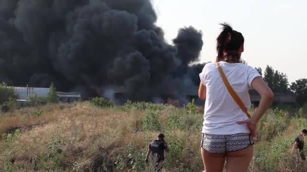 Gran fuego y humo negro disparando desde una altura 10 — Vídeos de Stock