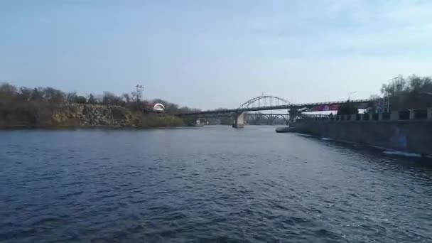 Sobrevoando o rio perto da ponte 1 — Vídeo de Stock