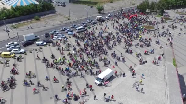 Corriendo maratón en el muelle del festival Dnepr — Vídeo de stock