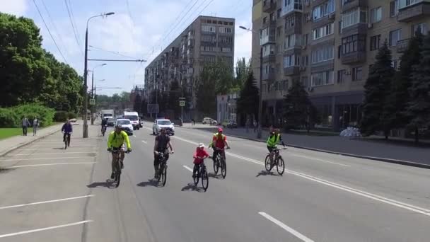 Running marathon at the Dnepr festival pier — Stock Video